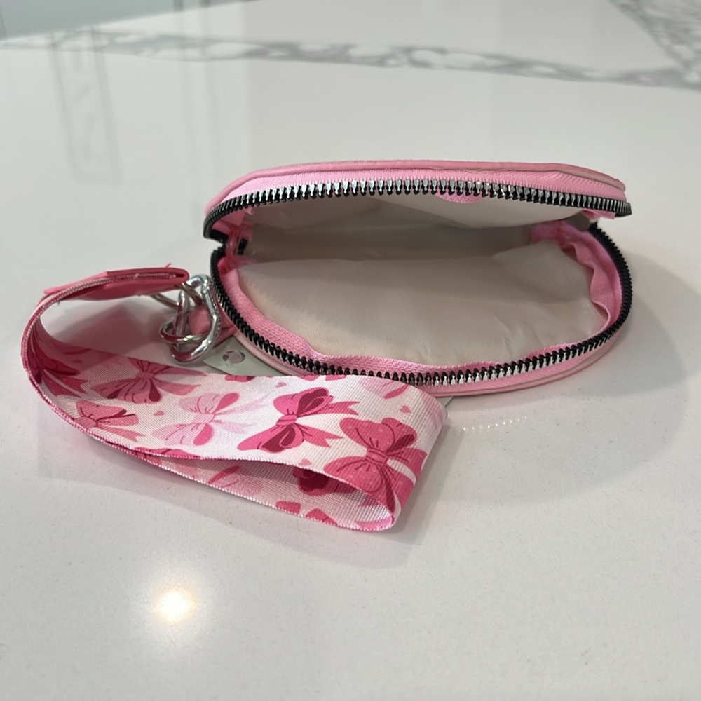 Cute.BOW🎀🎀 Wristlet..🎀 - Picture 3 of 16